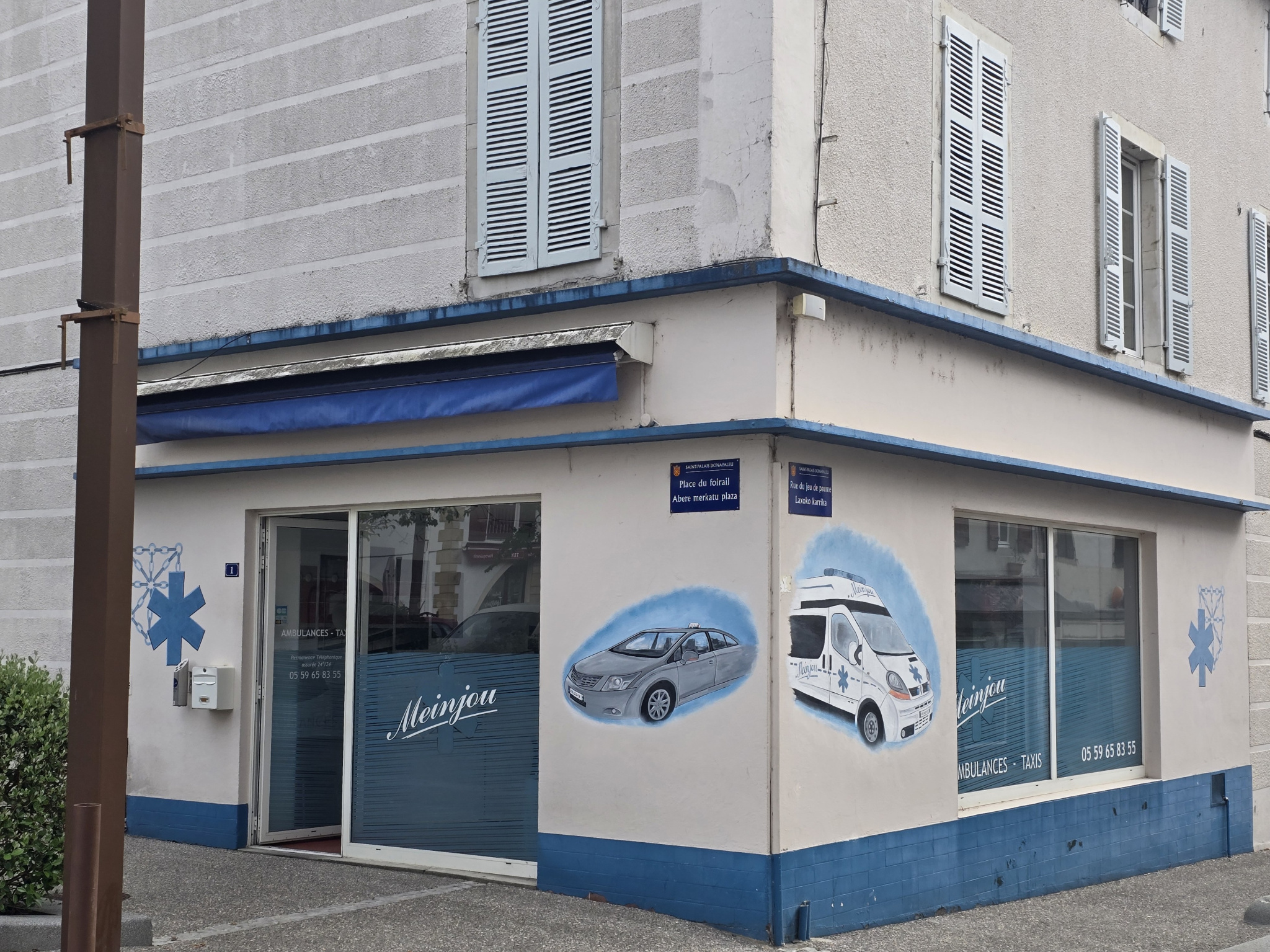 Le Foirail -- local commercial occupé en coeur de Saint-Palais